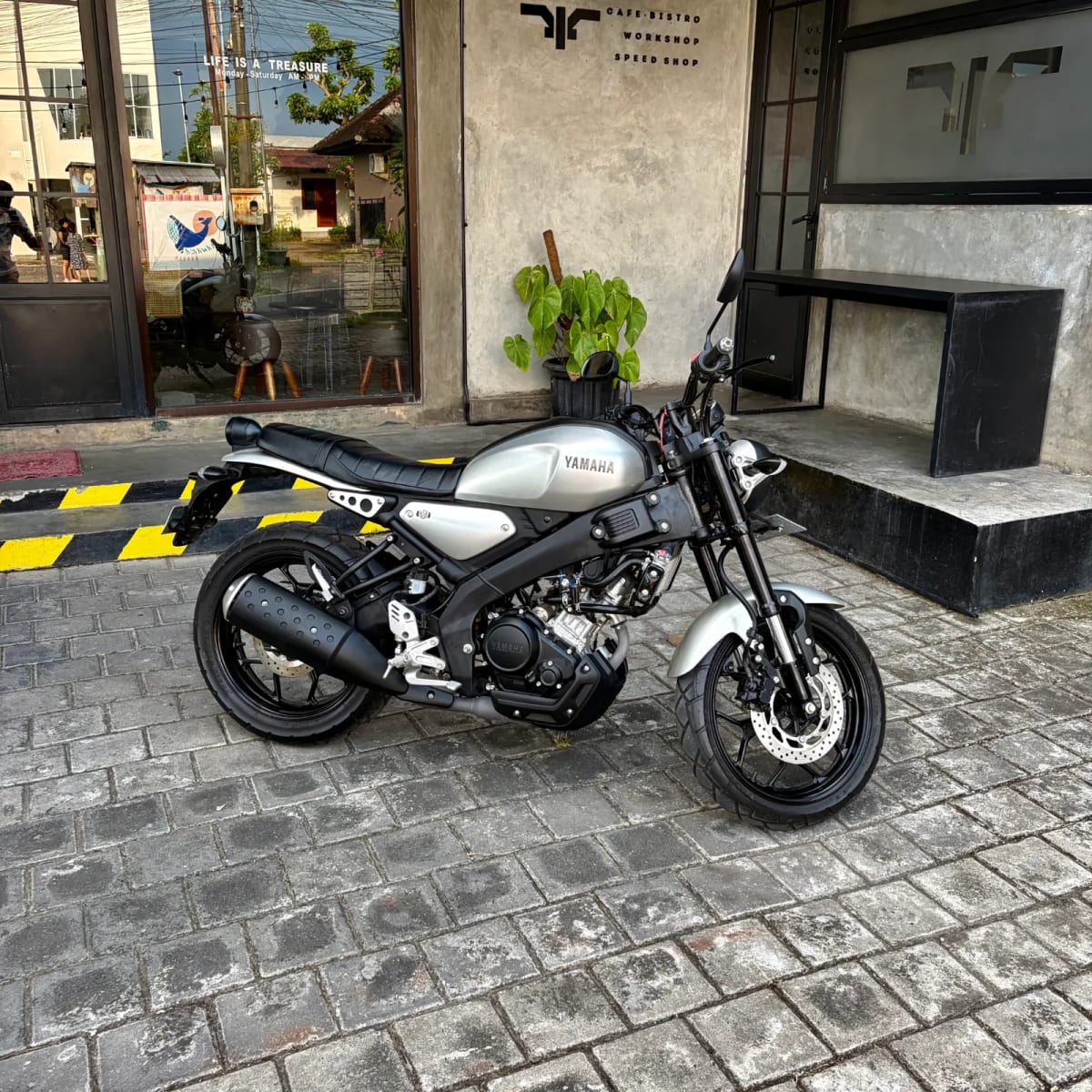 Yamaha XSR 155 Grey for rent in Canggu Bali motorbike rental photo 2