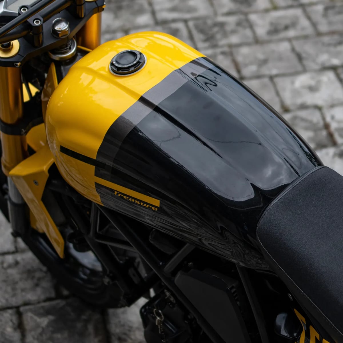 Honda CBR250 C Yellow for rent in Canggu Bali motorbike rental photo 7