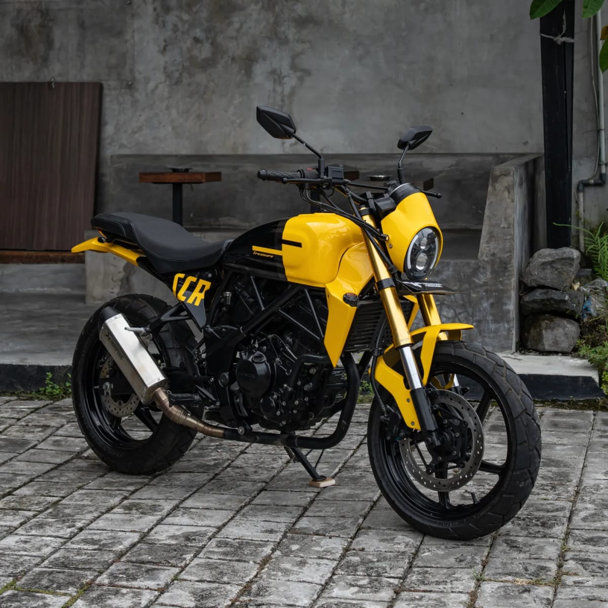 Honda CBR250 C Yellow for rent in Canggu Bali motorbike rental photo 1