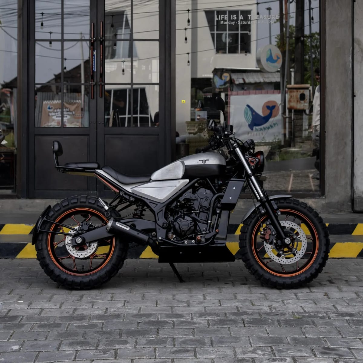 Yamaha MT-25 Silver for rent in Canggu Bali motorbike rental photo 9
