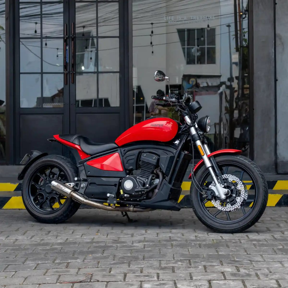 Hunter Prostreet 400 for rent in Canggu Bali motorbike rental photo 1