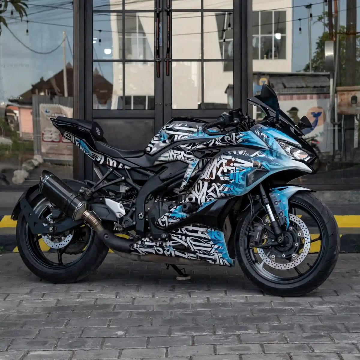 Kawasaki Ninja ZX-25R SE ABS for rent in Canggu Bali motorbike rental photo 1