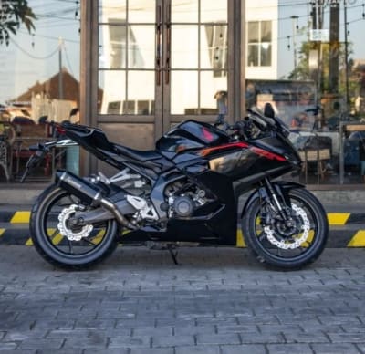 Honda CBR250RR Black for rent in Canggu Bali gallery thumbnail 1