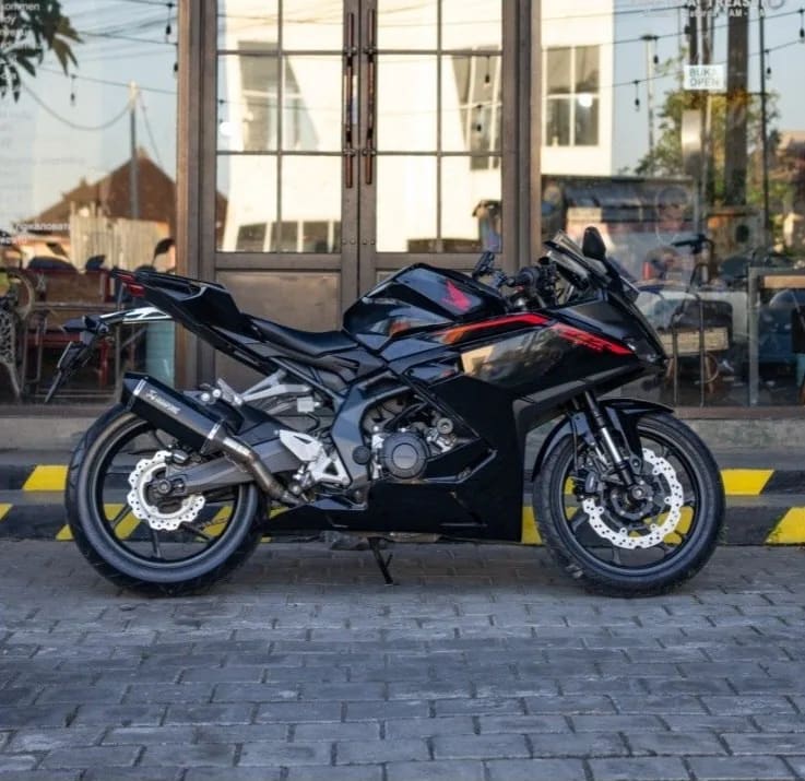 Honda CBR250RR Black for rent in Canggu Bali