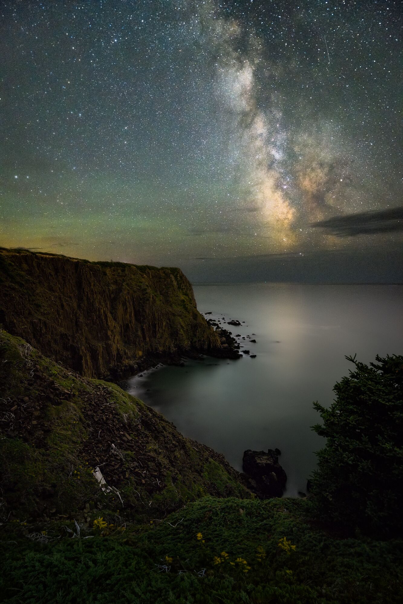Milky Way over the cliffs of Grand Manan