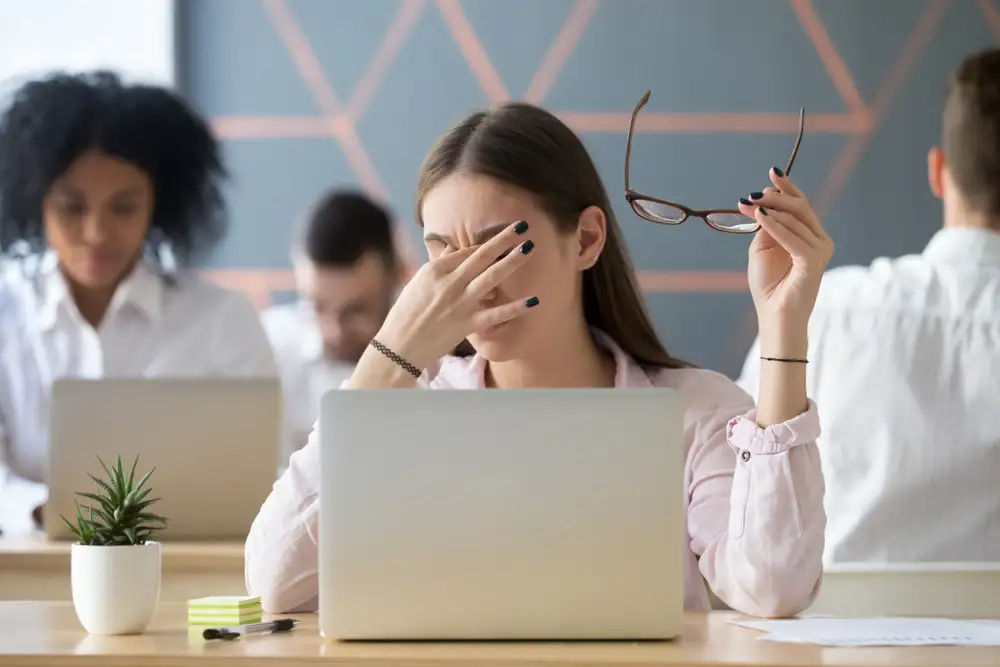 Mujer utilizando lentes progresivos en promoción
