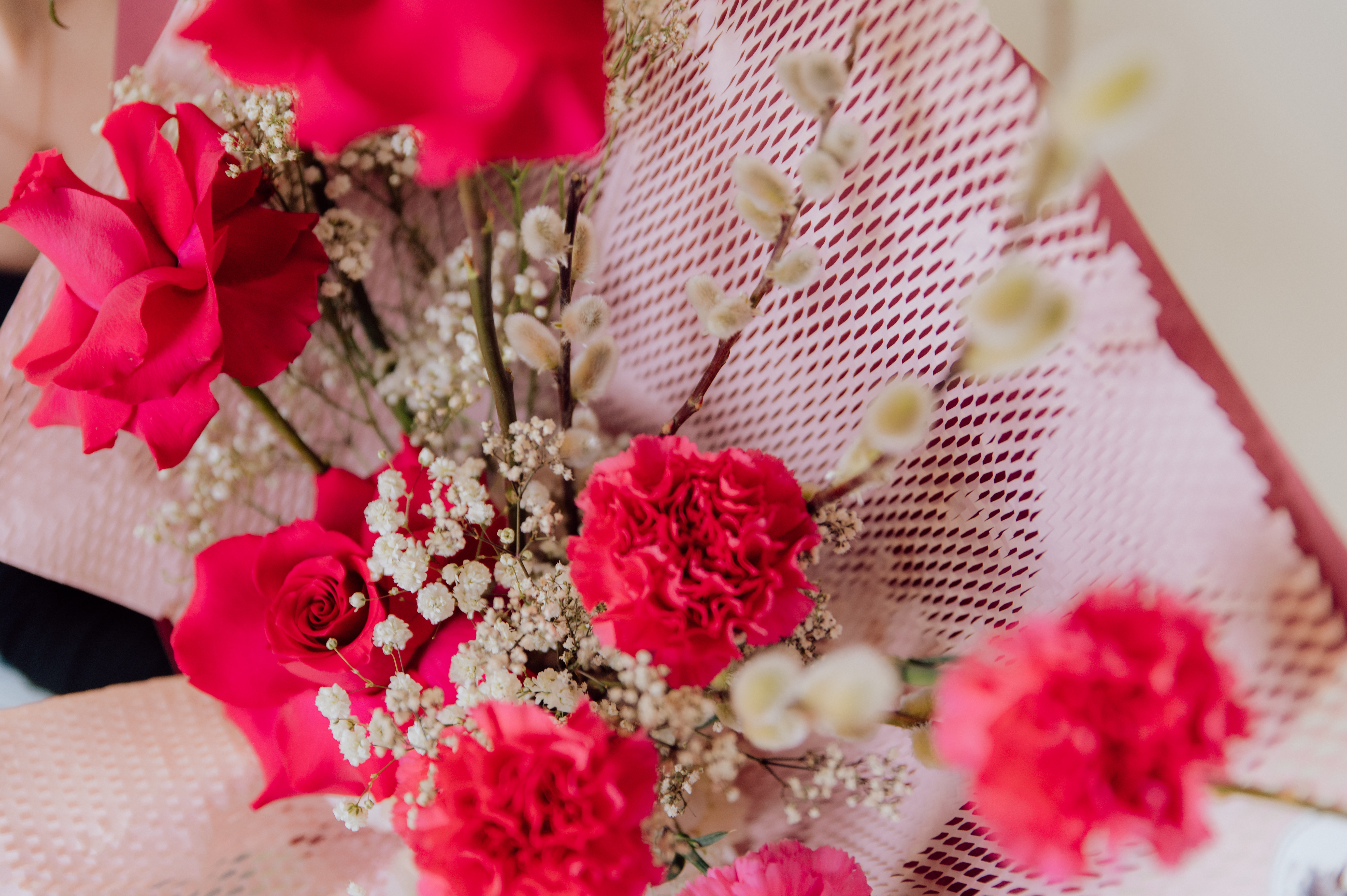 Bouquet with hot pink roses
