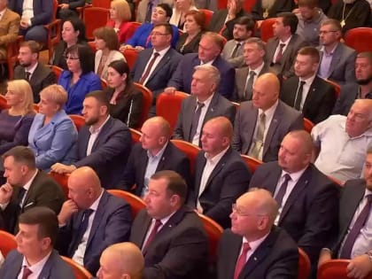 Денис Пушилин был выбран Главой ДНР. Знаменоносцы почетного караула внесли Государственный флаг Российской Федерации и ф