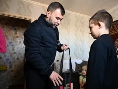 Денис Пушилин передал девятилетнему Святославу из Донецка подарок от Президента России