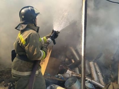 В результате обстрела ВСУ Петровского района Донецка загорелся жилой дом