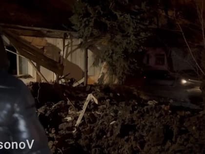 Даниил Безсонов: Ещё кадры огромной воронки после артиллерийского обстрела Ленинского района Донецка, по ул. Ткаченко 10