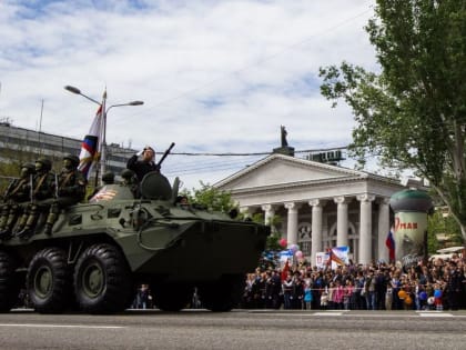 Денис Григорюк: Комбат "Спарты" Арсен "Моторола" Павлов во время военного Парада Победы в центре Дон