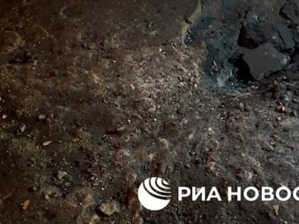 Последствия ночного обстрела центра Донецка - повреждены жилые дома, проезжая часть, магазины