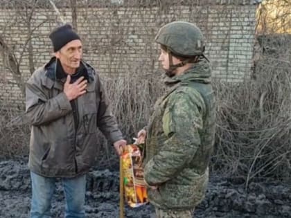Военнослужащие группировки войск «Восток» поздравили с Новым годом проживающих в ДНР жителей пенсионного возраста