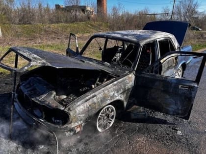 В Донецке возле кладбища дотла сгорела «Волга»
