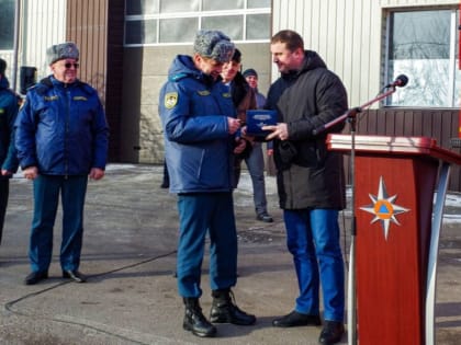 Виталий Хоценко вручил министру МЧС ДНР Алексею Кострубицкому ключи от нового бронированного пожарного автомобиля