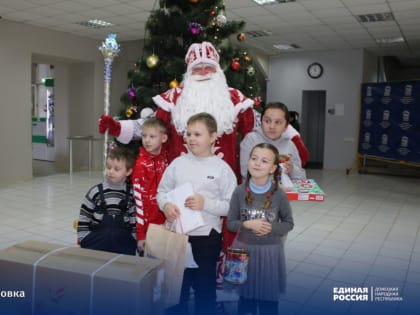 Андрей Турчак исполнил мечты маленьких жителей Горловки