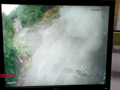 Момент попадание снаряда в СТО в Куйбышевском районе г Донецка микрорайон Смолянка