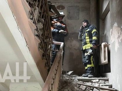 Третий погибший извлечен из-под завалов частично разрушенного обстрелом доме в Донецке