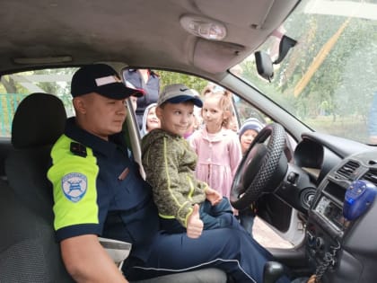 Сотрудники ГИБДД посетили детский сад в Снежном