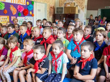 Артисты Донецкой муздрамы с 1 июня дали 26 мини-спектаклей для детей в школьных лагерях ДНР