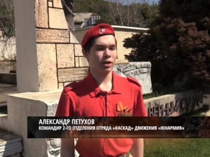 Представители ОБТФ ДНР «Каскад» вручили флаг своего подразделения юнармейцам