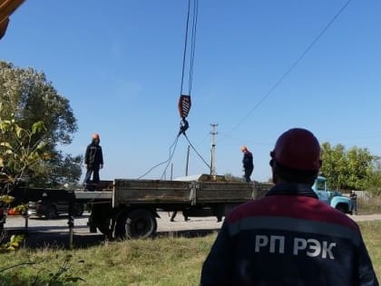 Сегодня сотрудники аварийно-восстановительной бригады Петровского западного РЭС ГУП ДНР "Региональная энергопоставляющая компания" попали под прицельный огонь ВФУ во врем