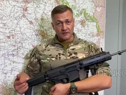 Андрей Руденко: Советник Главы ДНР Ян Гагин показывает трофейный польский автомат изъятый у ликвидированы иностранных на