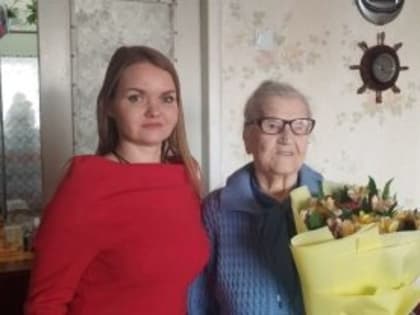 Первый&nbsp;&nbsp;&nbsp; заместитель Министра финансов ДНР поздравила ветерана Великой Отечественной войны с наступающим 8 Марта