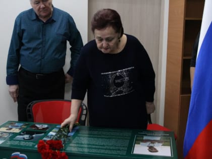 В Донецком лицее № 5 открыли "Парту Героя" в честь погибшего волонтера «Молодой Республики» Дмитрия Шулякина