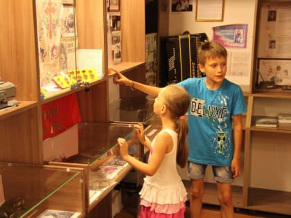 Тематическая выставка «Семейные династии Володарского района»