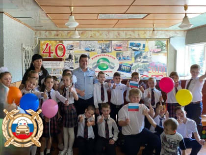 Инспекторы ГИБДД обучают школьников правилам дорожной безопасности