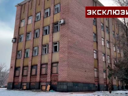 Снаряд ВФУ взорвался у администрации Ясиноватой, выбил стекла и содрал кору с деревьев