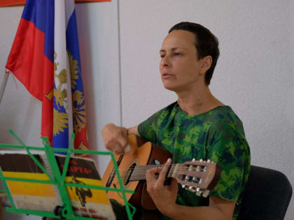 Юлия Чичерина выступила для росгвардейцев в ДНР