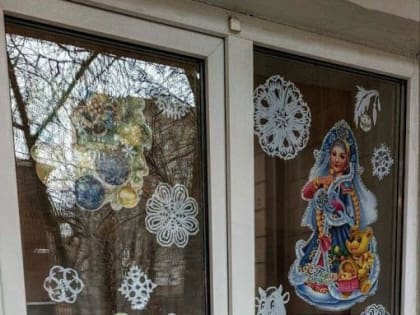 В Донецке учреждения и организации празднично украсили окна к Новому году