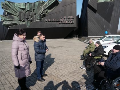 Денис Пушилин вручил ветеранам боевых действий ключи от новых автомобилей с ручным управлением