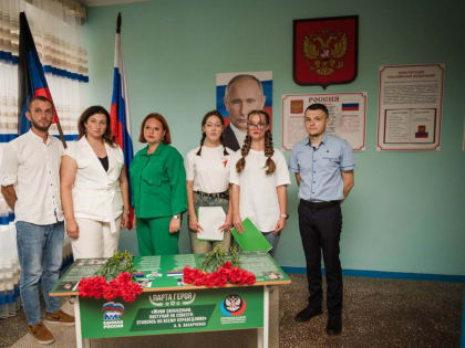 Память о Герое: В гимназии Донецка установили парту в честь Ильи Уварова