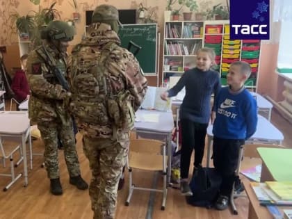 Бойцы группировки войск "Восток" в преддверии Нового года поздравили с праздником воспитанников детского сада 