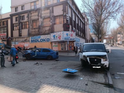 В результате ДТП в центре Донецка повреждены светофорный объект и дорожный знак