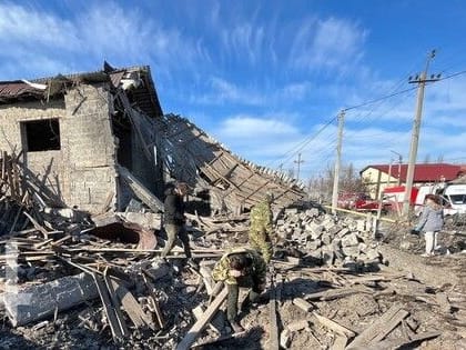 Одна женщина погибла и еще одна под завалами обрушившегося после обстрела дома в Донецке