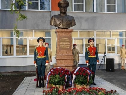 В Мариуполе открыли памятник освободителю города Роману Кутузову