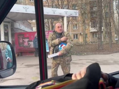 На улицах Донецка снегурочки дарят подарки местным жителям!