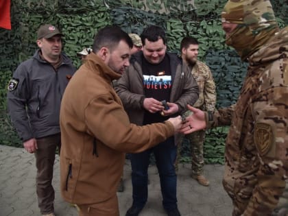 Денис Пушилин и представители «Народного фронта» вручили ключи от внедорожников бойцам ОБТФ «Каскад»