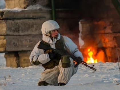 Украинский военный во время штурма позиций русских солдат попал гранатой в своих товарищей