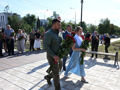 Денис Пушилин и Игорь Кобзев открыли в Мариуполе бюст Героя России иркутянина Эдуарда Дьяконова