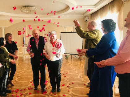 В отделах ЗАГС чествовали семейные пары с большим стажем супружества