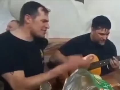 Так рождается фронтовое творчество: в перерывах между боями, вместе с братьями по оружию и сестрицей-гитарой сочиняются 