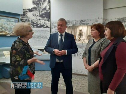 Карелия передала в фонд Музея истории Луганска архивные документы и капсулу с землей