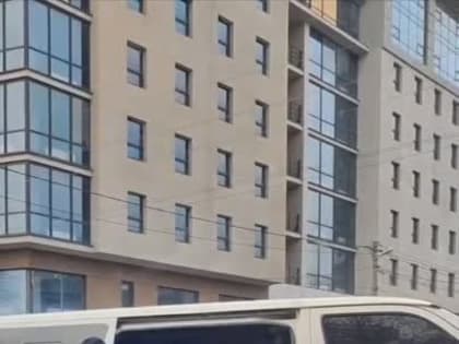 А так выглядит «добровольная» мобилизация на Украине — мужчина буквально кричит о помощи, но уже слишком поздно, фургон 