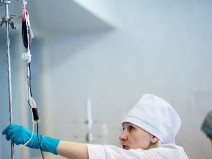 Поврежденный украинским обстрелом Республиканский травматологический центр в Донецке продолжает принимать раненых дончан